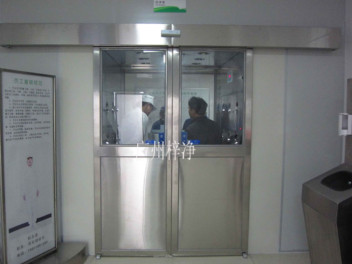 自動感應(yīng)門風(fēng)淋室是人員進(jìn)出潔凈室所必需的通道 自動感應(yīng)門風(fēng)淋室是人員進(jìn)出潔凈室所必需的通道