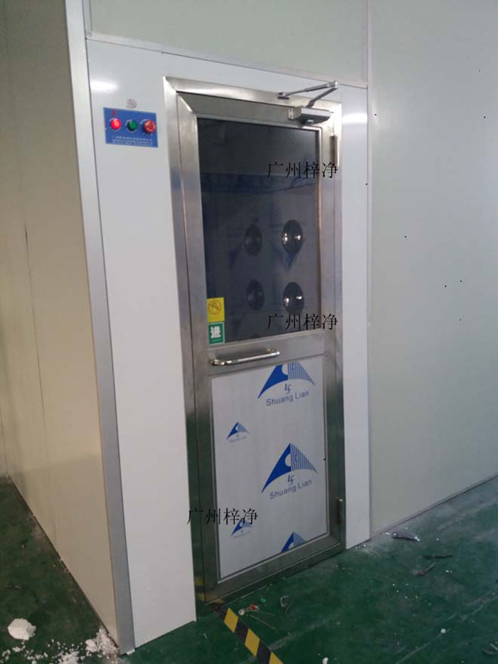 ”梓凈“牌2-4人風(fēng)淋室圖片展示進(jìn)門口1 ”梓凈“牌2-4人風(fēng)淋室圖片展示進(jìn)門口1